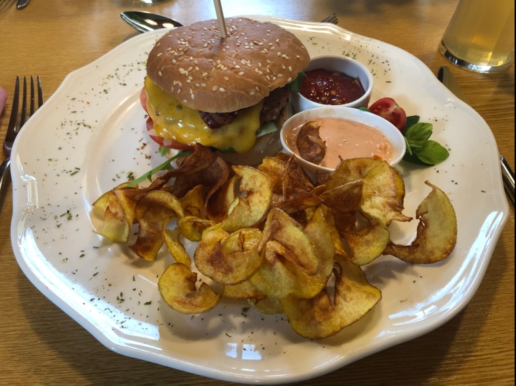 Almrauschburger mit Chips und zweierlei Saucen