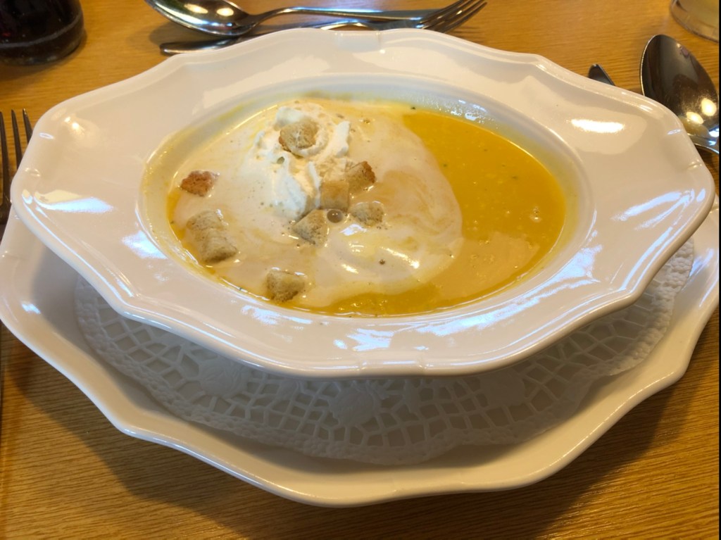 Cremesüppchen von Karotten und Kürbis mit Krusteln