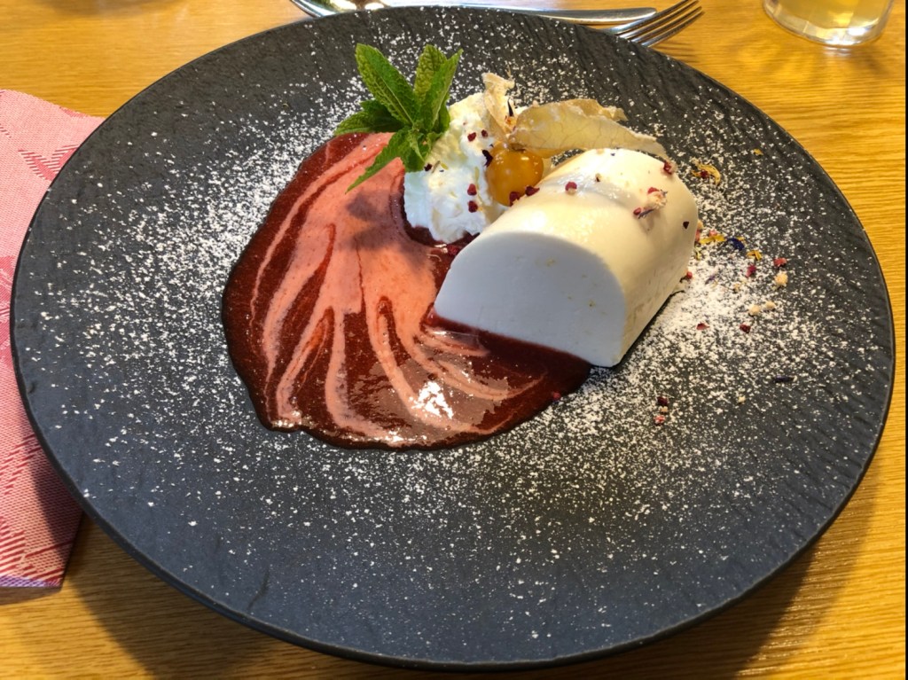 Joghurt-Zitronenterrine auf Fruchtsaucenmosaik und Obers