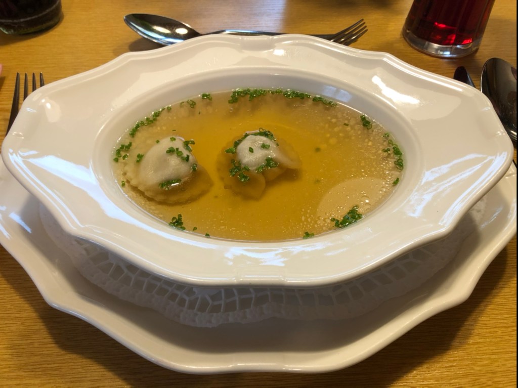 Rindsuppe mit Schlickkrapferl