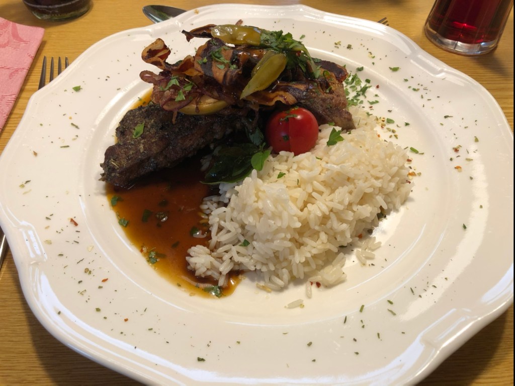 Gebratene Kalbsleber in Mayoransaft mit Apfel, Speck,Zwiebel und gedünstetem Reis