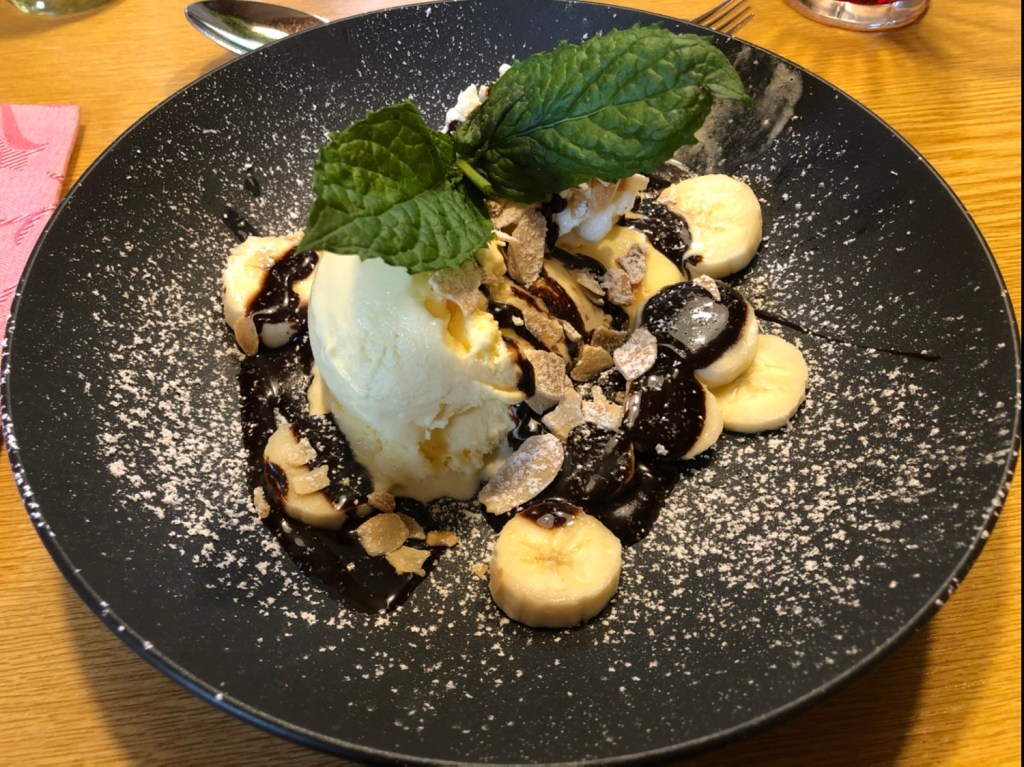 Bananensplit mit Schokoladensauce, Obers und gerösteten Mandeln