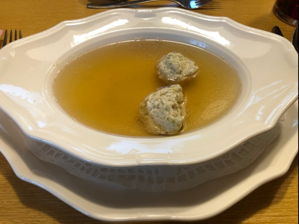 Rindsuppe mit Pistaziennockerl und Sherry