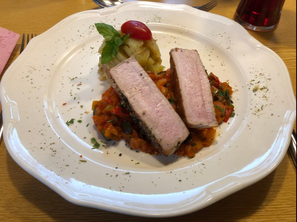 Gebratenes Schweinerückensteak auf frischem Ratatouillegemüse und Erdäpfelschmarren