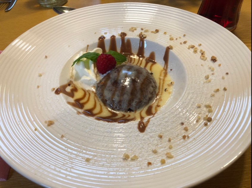 Schokoladen-Nuß-Auflauf mit Eierlikörsauce und Obers