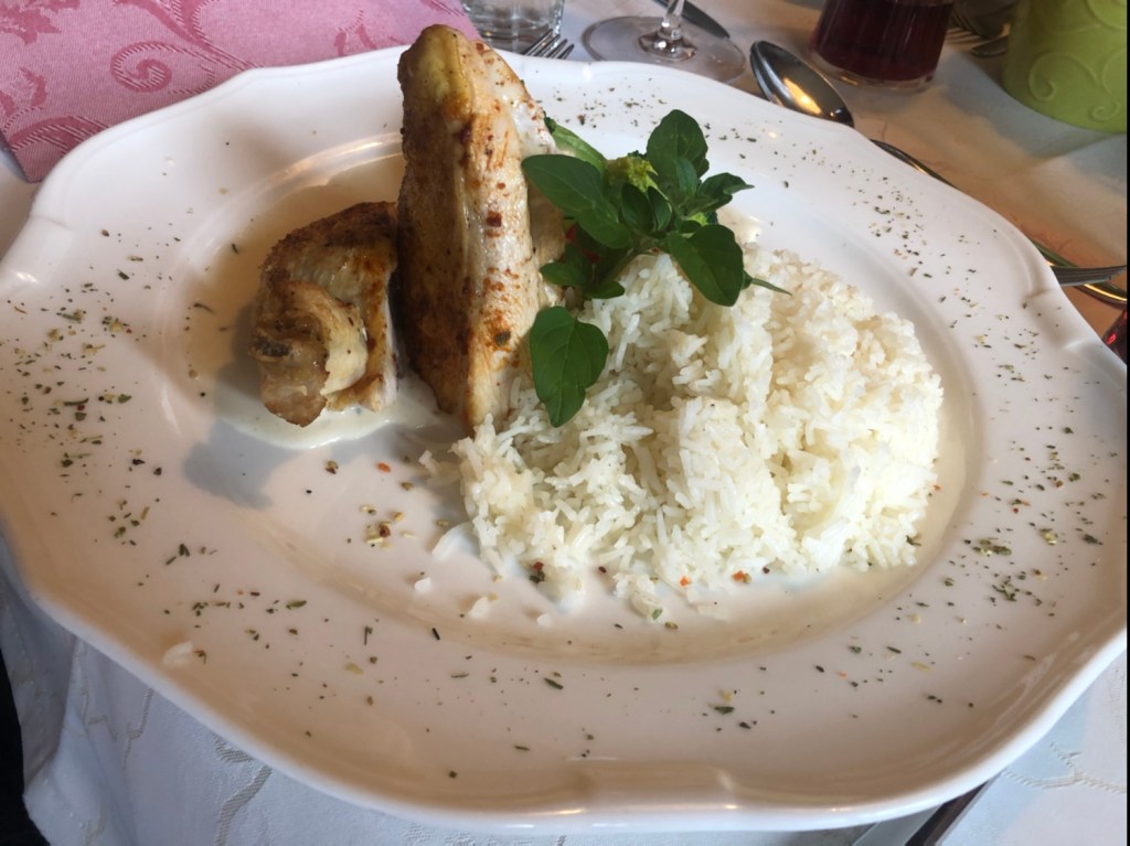 Gebratene Maishendlbrust in leichter Krensauce mit Jasminreis und Broccoli
