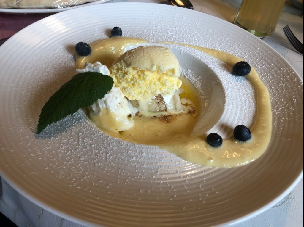 Kärntner Kletzennudeln mit Zirmsabayon, Honigschmalz und Vanilleeis