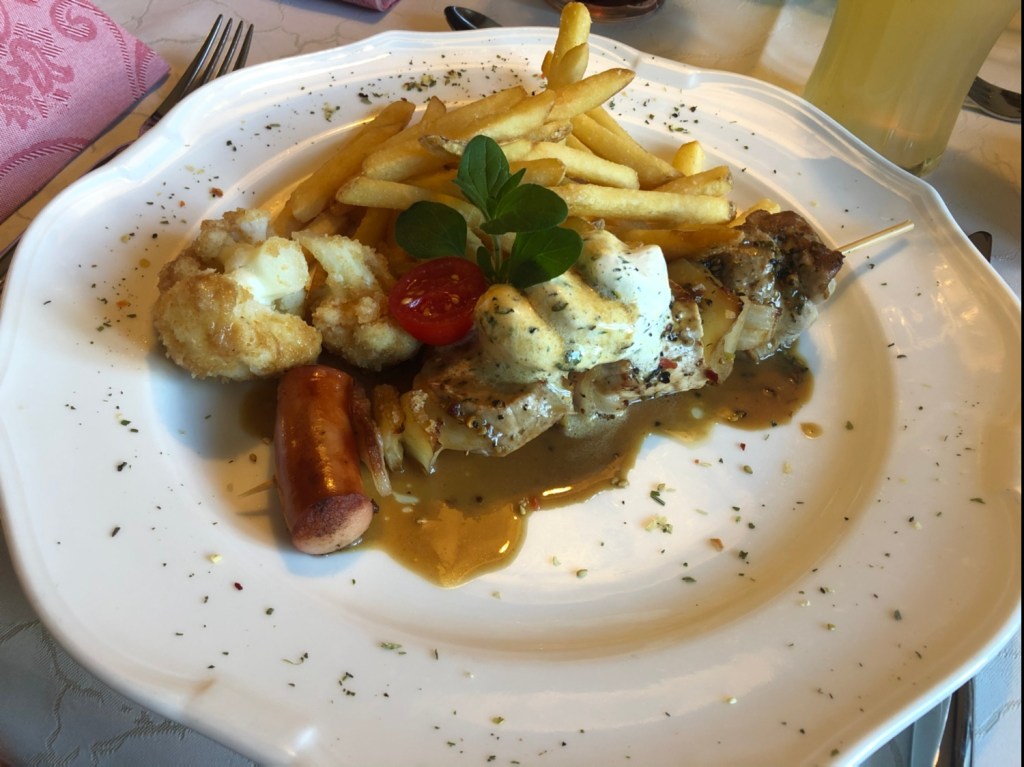 Kleiner Hausspieß vom Grill mit Kräuterbutter, Gemüse und frittierten Erdäpfelstabalan