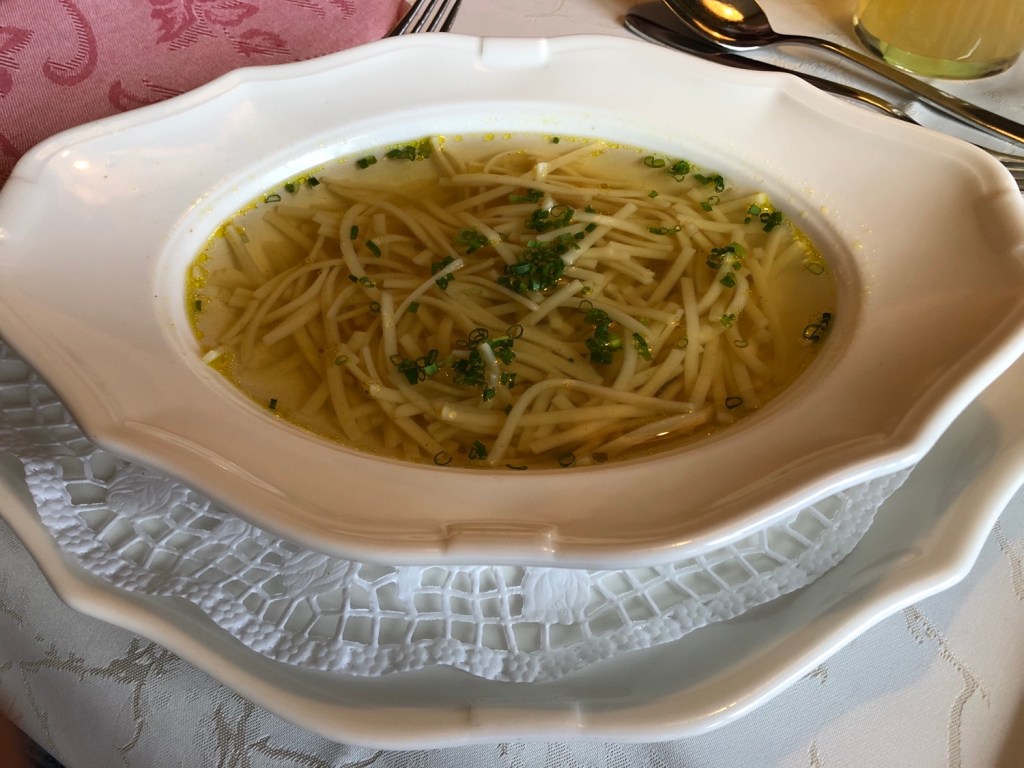 Kräftige Rindsuppe mit Fadennudeln und Gemüsewürferl