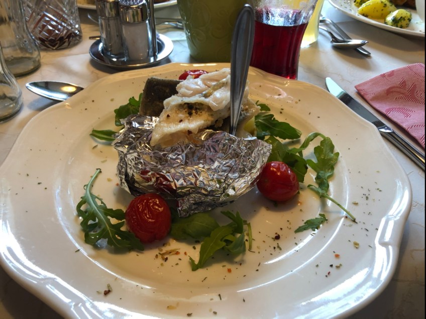 Ofenerdäpfel mit Schnittlauchsauerrahm und Duett von gebratener Bachforelle und Zander und geschmolzene Kirschtomaten