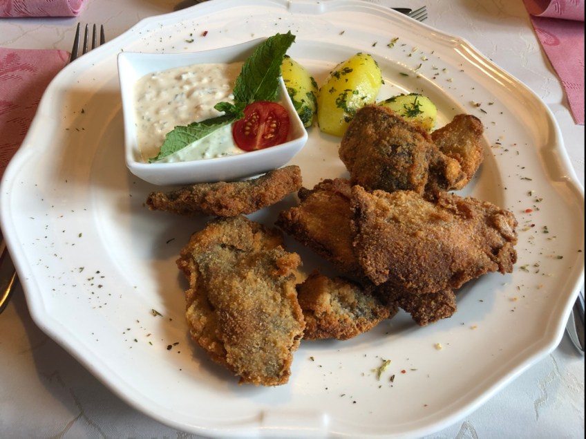 Gebackener Parasol mit Petersilerdäpfel und Remouladensauce