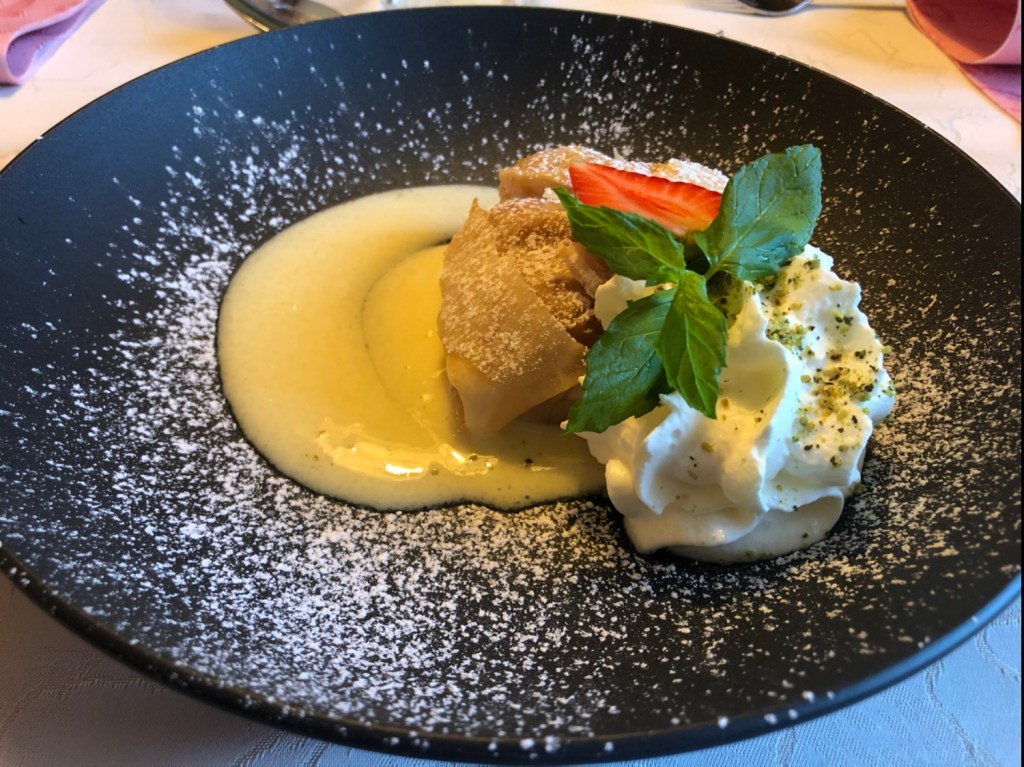 Lauwarmer Marillenstrudel mit Vanille und Obers