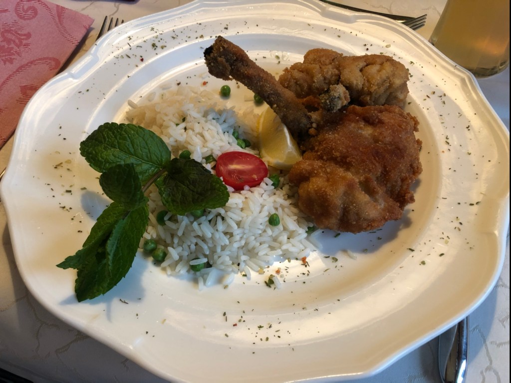 Ausgelöste steirische Backhendl mit Erbsenreis