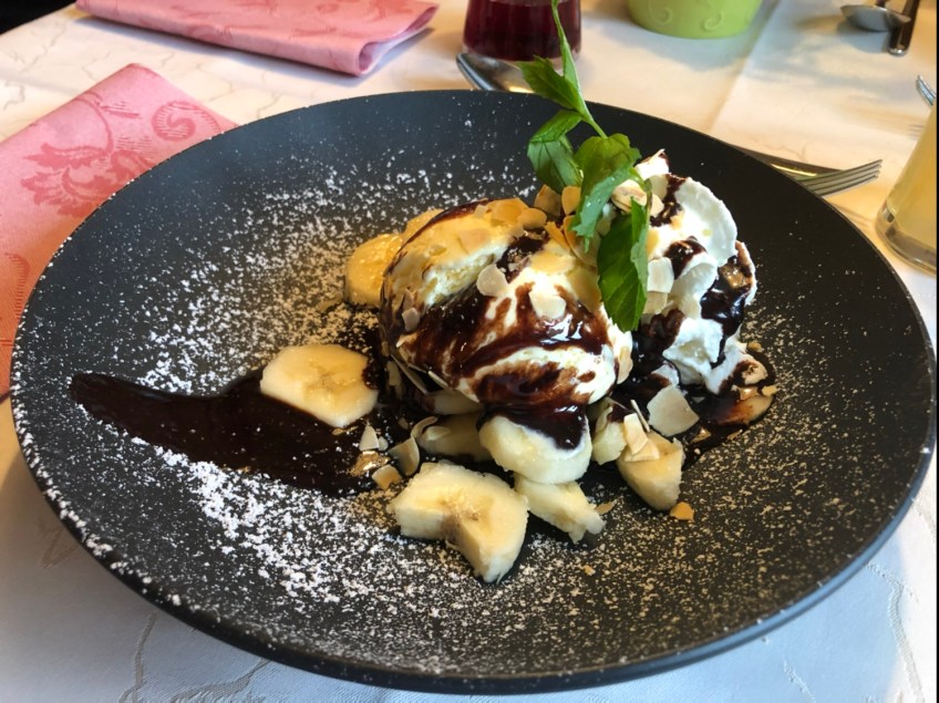 Bananensplit mit Schokoladensauce, Vanilleeis, gerösteten Mandeln und Obers