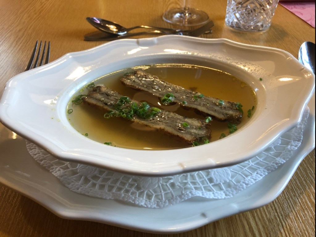 Rindsuppe mit Leberpofesen