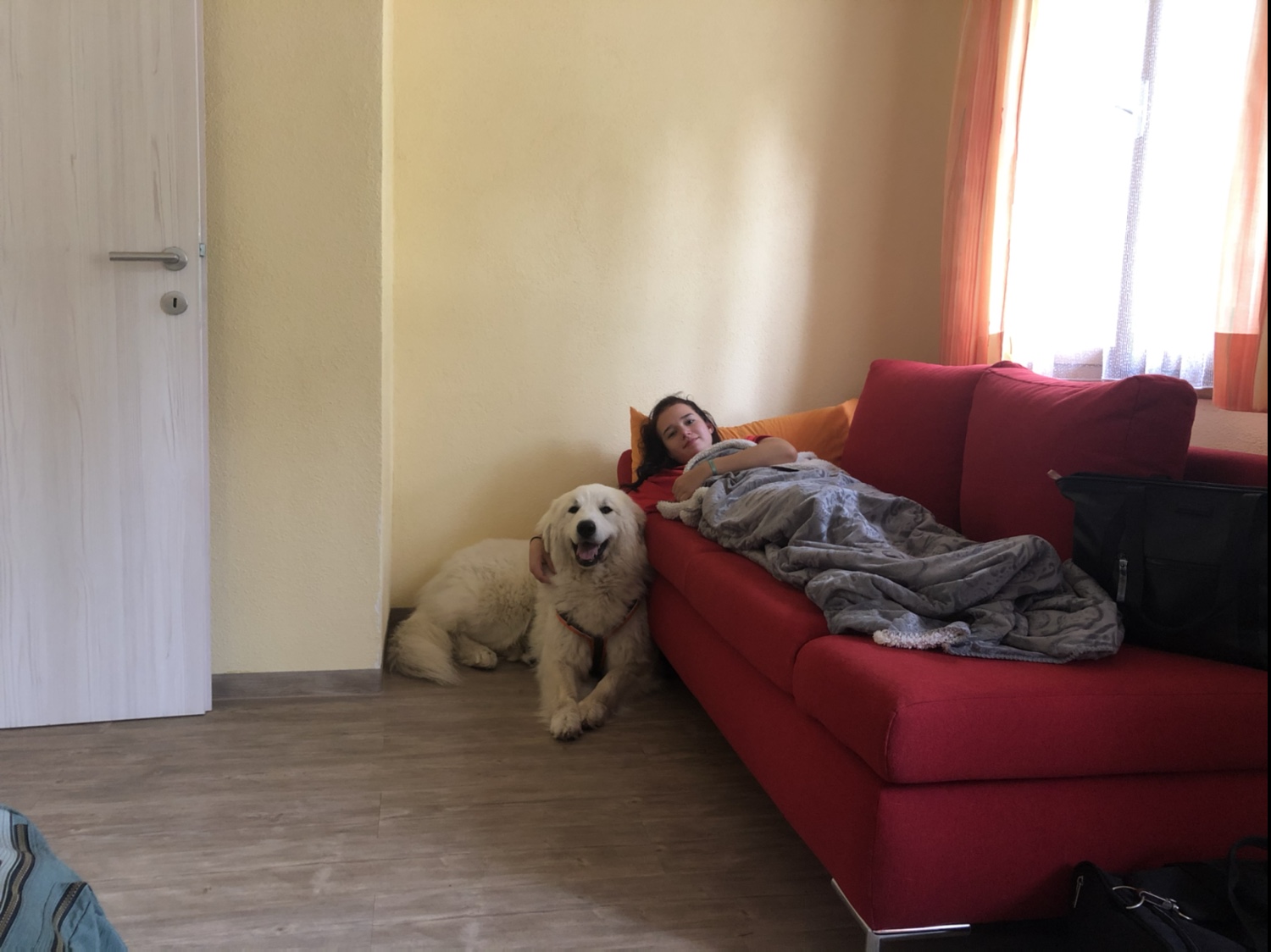 Bella bewacht ihre kleine Menschenschwester …