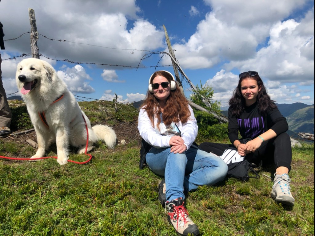 Mit meinen Menschenschwestern auf dem Berggipfel