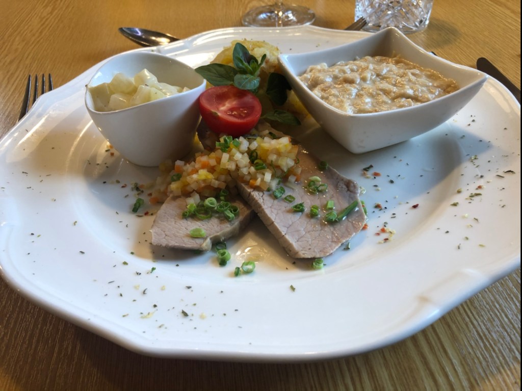 Gekochtes Hüferlschwanz‘l mit Rösterdäpfel, Semmelkren und Rahmkohlrabi
