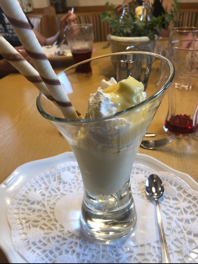 Eisbecher mit hausgemachtem Eierlikör