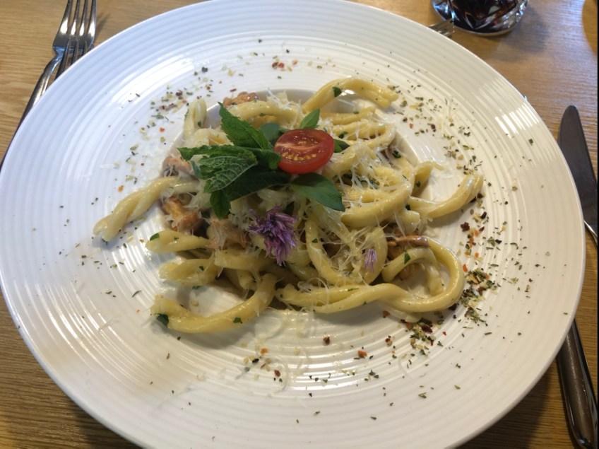 Hausgemachte Nudeln mit Eierschwammerl, Obers und viel Parmesan