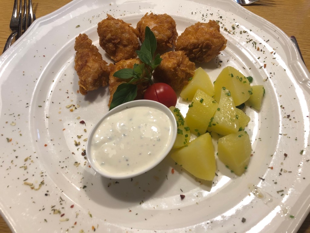 Gebackene Putennuggets im Cornflakesmantel mit Schnittlaucherdäpfeln und Schnittlauch-Sauerrahm